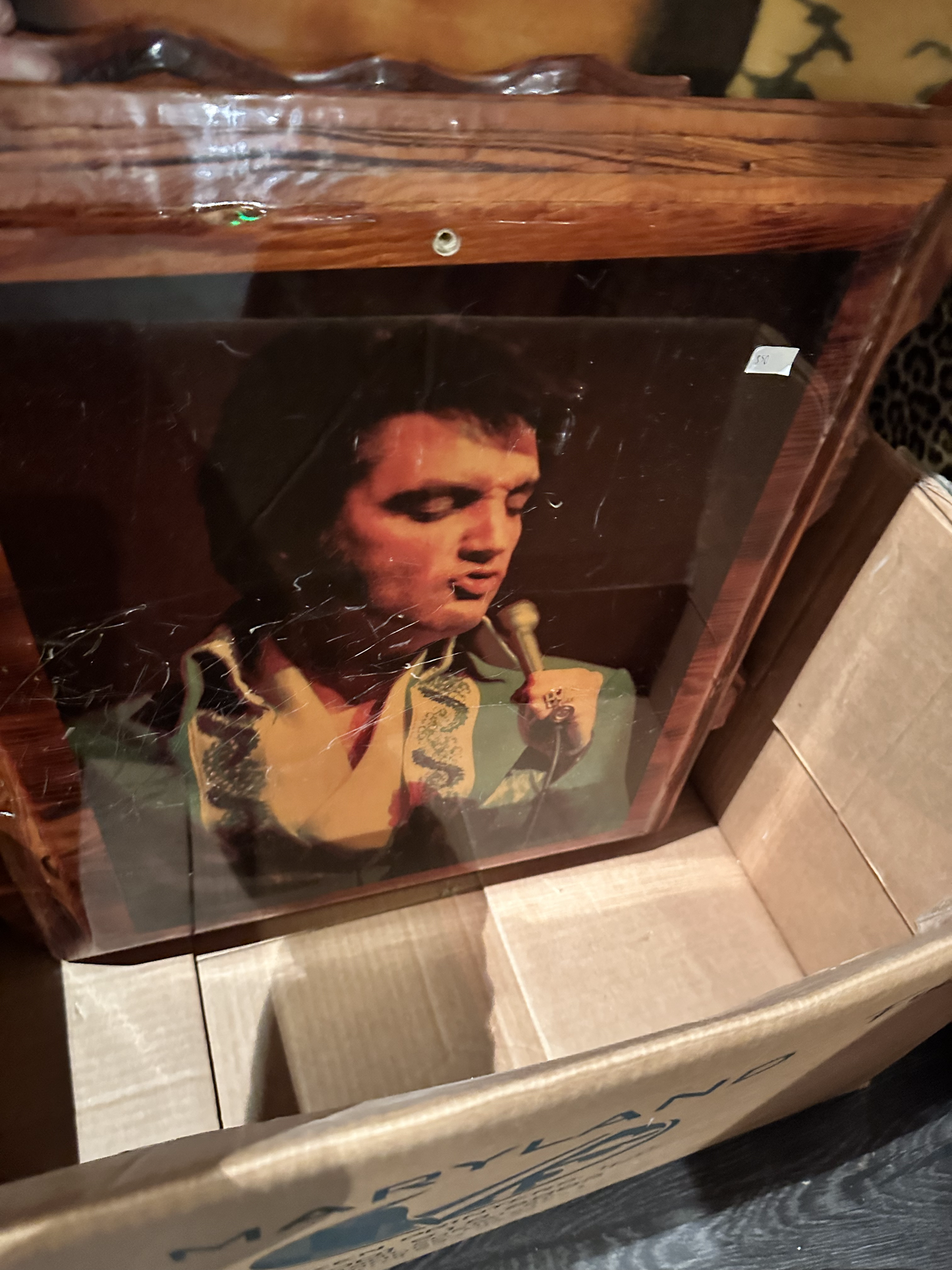 Elvis singing with lips pursed on Wood